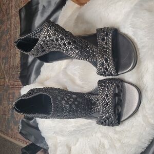 Donald J. Pliner Leather Woven Heels in Gunmetal size 6.5 M